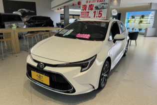 A white Toyota Levin sedan is displayed in a modern dealership, with a promotional sign advertising a clearance sale.