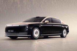 Black-and-gold Zunjie S800 sedan: sleek design, "Zunjie S800" badge, elegant color scheme.
