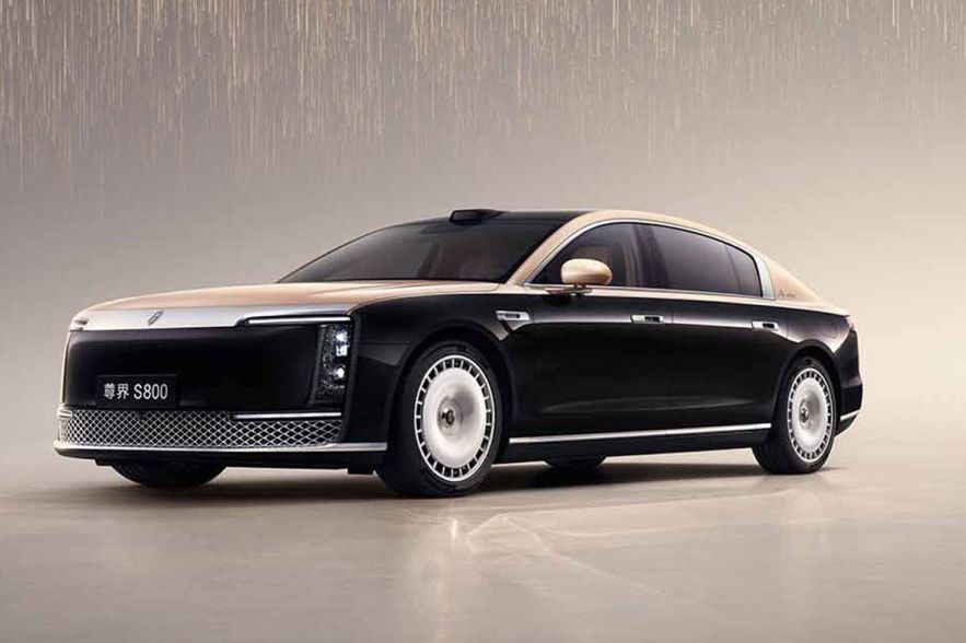 Black-and-gold Zunjie S800 sedan: sleek design, "Zunjie S800" badge, elegant color scheme.
