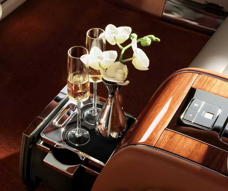 Pop up cup holders for warm and cold cups in the Zunjie S800