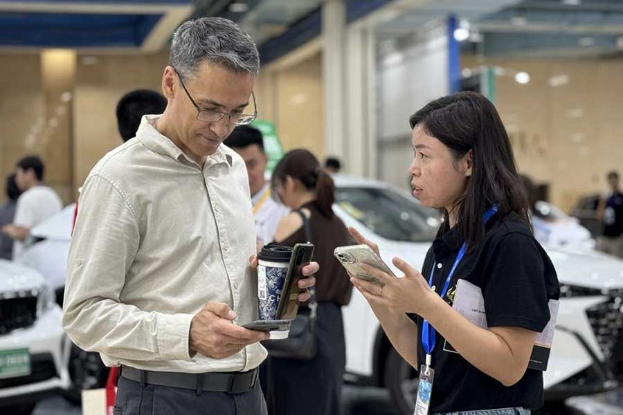 CBT staff explain the vehicle details to the customer.